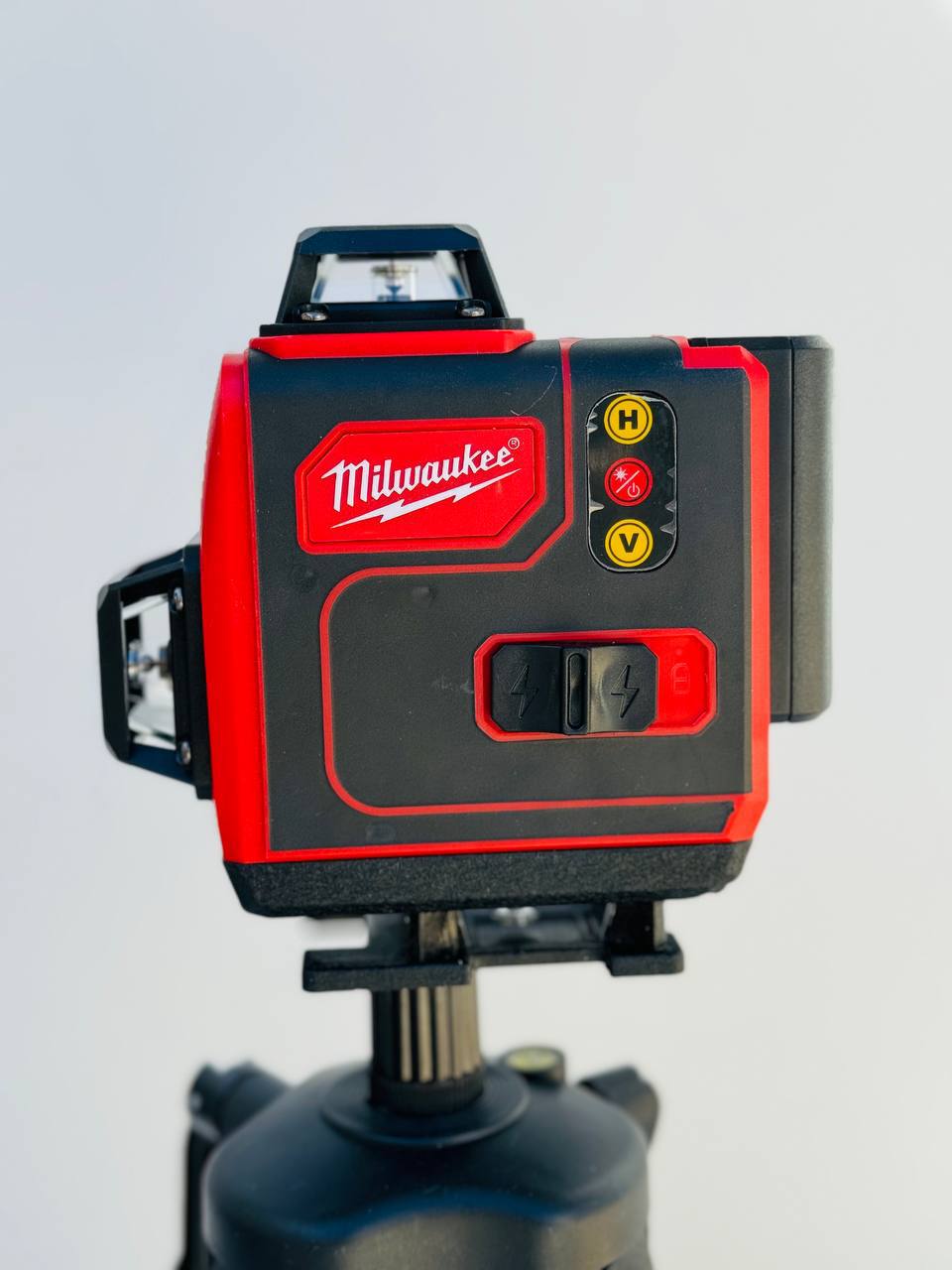 تراز لیزری میلواکی ۴ بعدی ۱۶ خط با برد ۱۰۰ متر